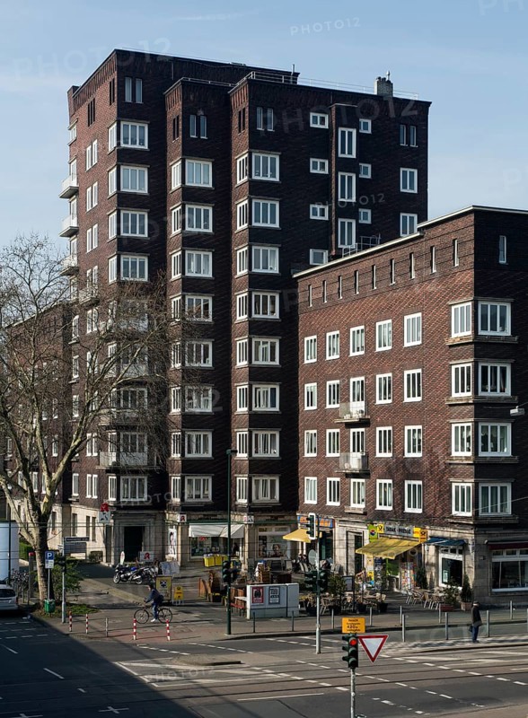 Düsseldorf, residential tower blocks on the Theodor-Heuss Bridge