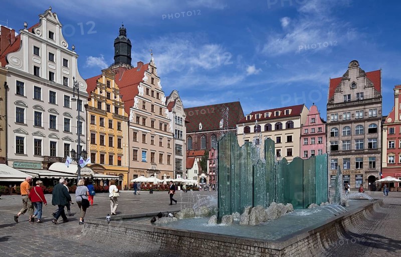 Fountain by Alojzy Gryt 2001, at the back the spire of St Elisabeth's Church, on the right in front the house UNTER DEN GREIFEN