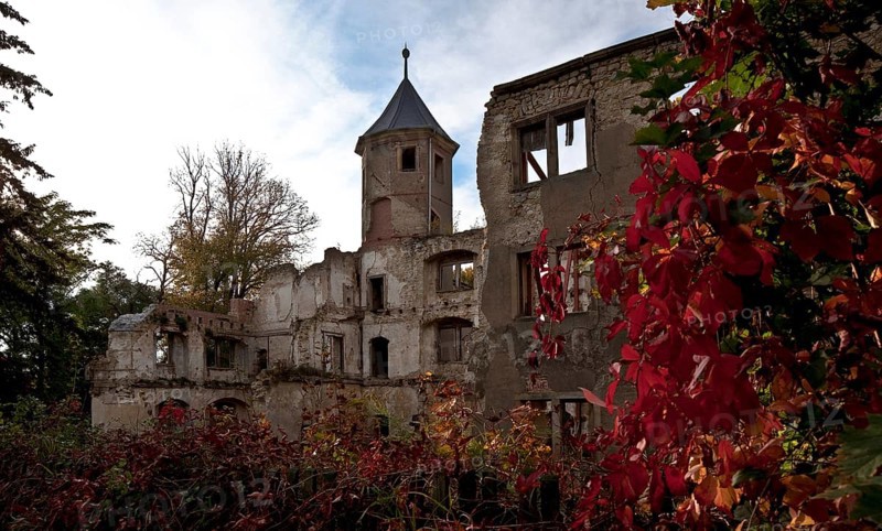 Ruins of the castle of the von Veltheim family, rebuilt between 1751 and 1759 by the Brunswick-Wolfenbüttel ducal master builder Martin Peltier de Belfort, ruins since 1945