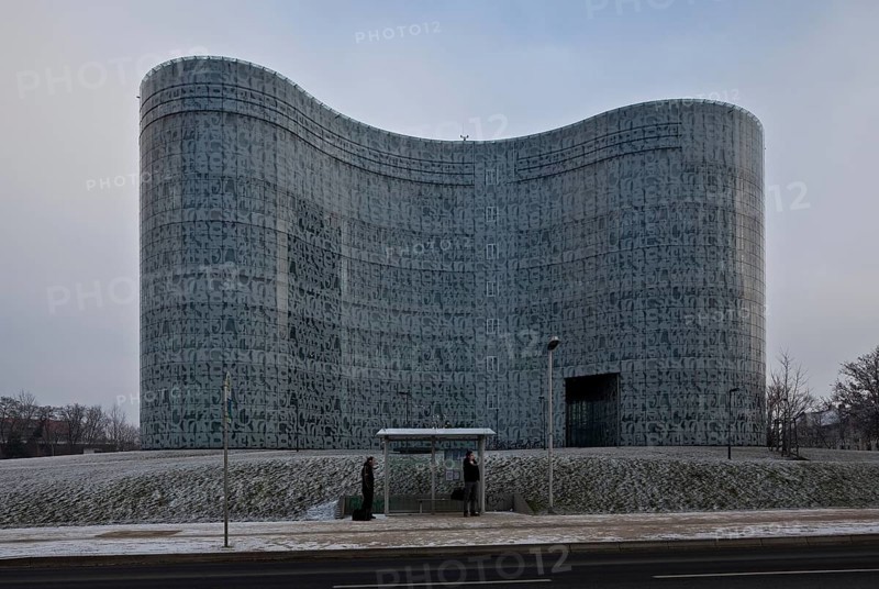 Technical University, Library by HERZOG & de MEURON 1998-2004, exterior view at dusk