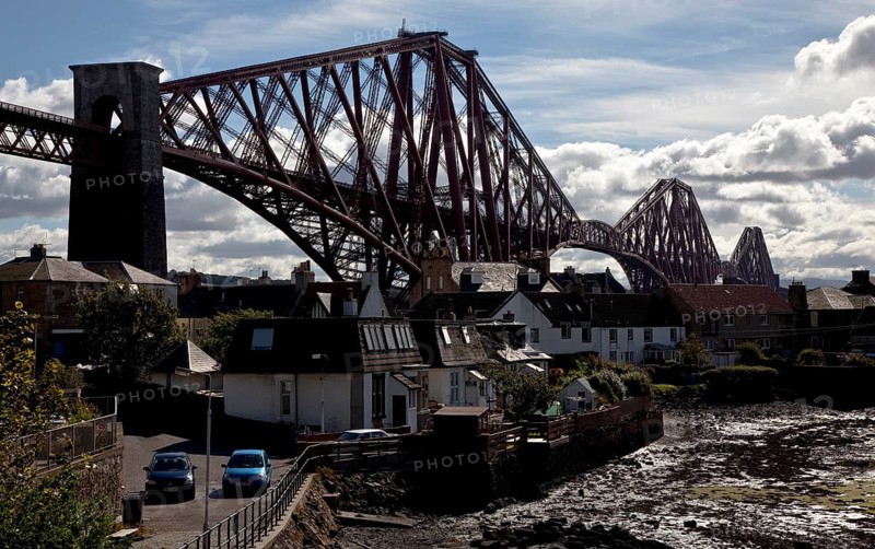 Railway bridge (cantilever bridge based on the Tanner girder principle), completed in 1890, engineers Sir John Fowler and Benjamin Baker, view from west-north-west with the village of North Queensferry in front