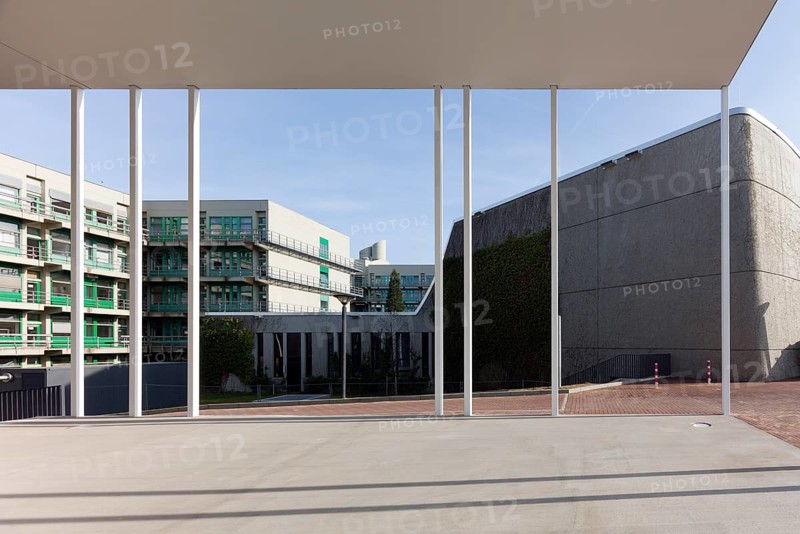 Student Service Centre (SSC) by Aachen architects kadawittfeld 2015, behind it the large lecture hall (Audimax)