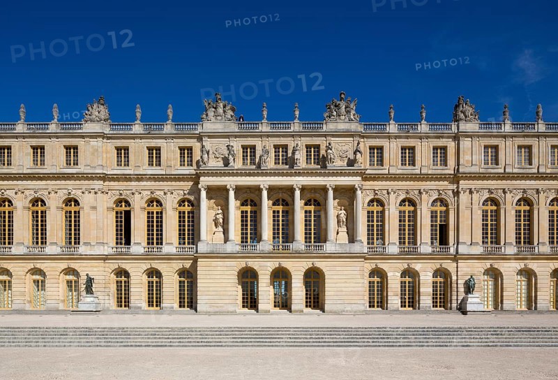 Facade of the centre building, garden side