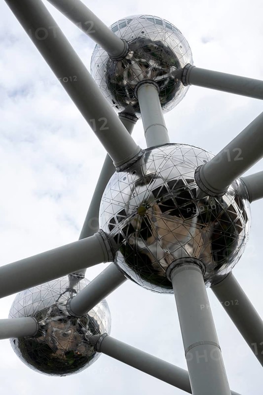 Brussels, Bruxelles, site of Expo 1958, Atomium, 165-billion-fold enlargement of an iron molecule, symbolising the atomic age and the peaceful use of nuclear energy, designed by engineer André Waterkeyn and elaborated and built by architects André and Jean Polak