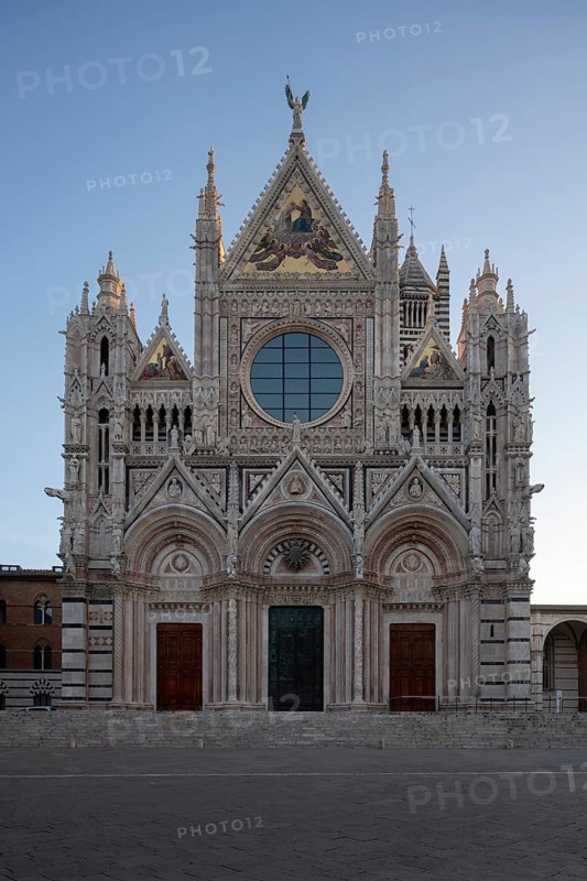 Siena, Duomo Santa Maria, cathedral square, view from the west at sunrise, sculptures on the façade by Giovanni Pisano