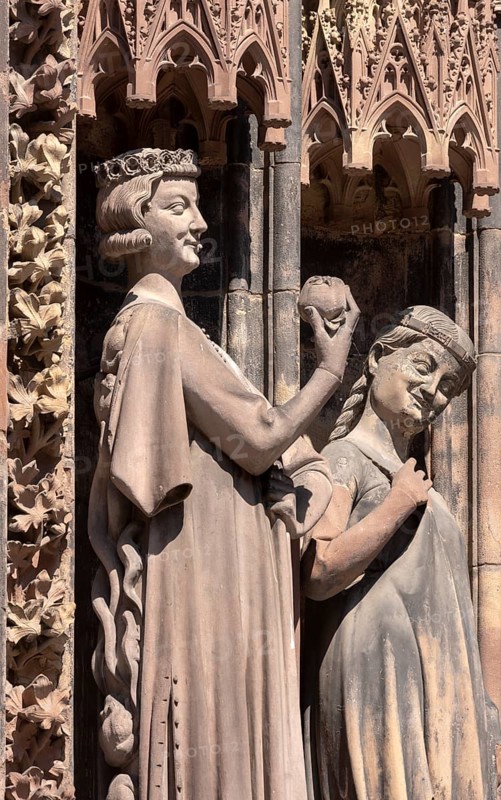 Strasbourg Cathedral, Cathédrale Notre-Dame de Strasbourg, south west portal, wall figures: foolish virgin and prince of the world, toads and snakes crawling on his back