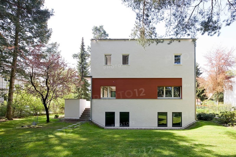 Built in 1923 by Erich Mendelsohn and Richard Neutra, garden side