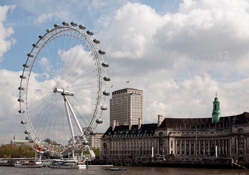 London, The London Eye, Ferris wheel on the banks of the Thames