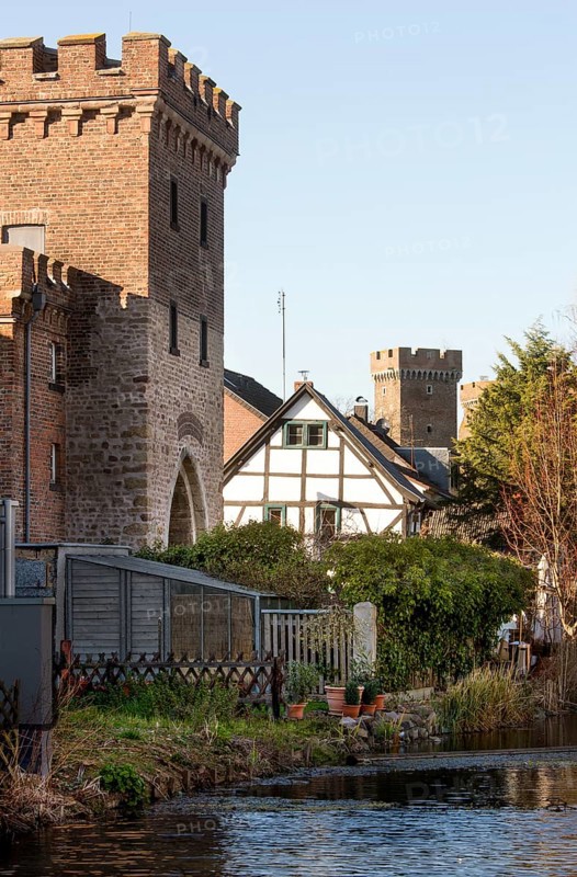 Erftstadt-Lechenich, Bonner Tor, 14th century, field side, restored in 1853, in the background the Landesburg castle
