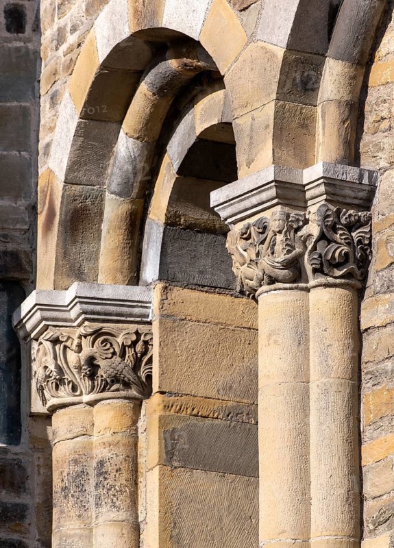 Maastricht, Basilica of Our Lady, Basiliek van Onze-Lieve-Vrouw-Tenhemelopneming, capitals on the outside of the choir