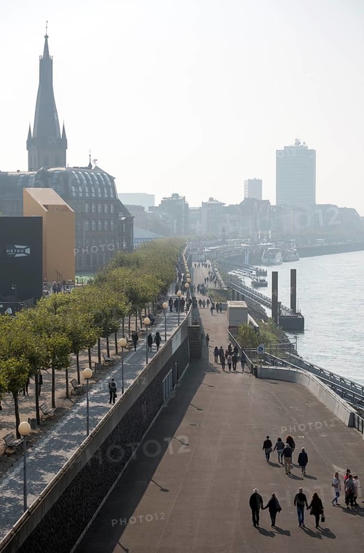 Düsseldorf, view from the Oberkassler bridge to the Rhine promenade