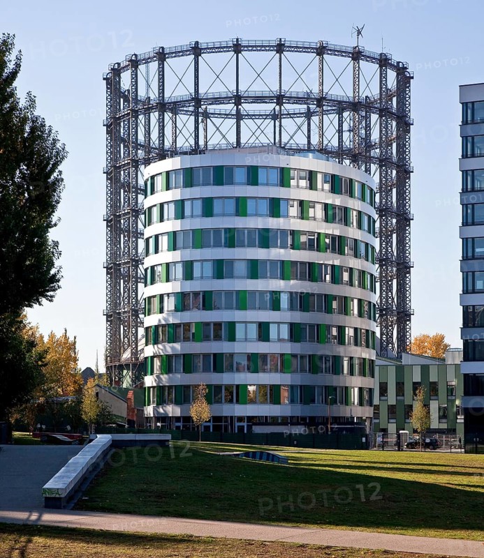 Office building 14 with elliptical floor plan from 2014, behind it Gasometer Schöneberg, in operation 1910-95