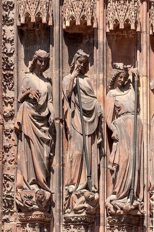 Strasbourg Cathedral, Cathédrale Notre-Dame de Strasbourg, northern west portal, wall figures: Virtues conquer vices (original figures)