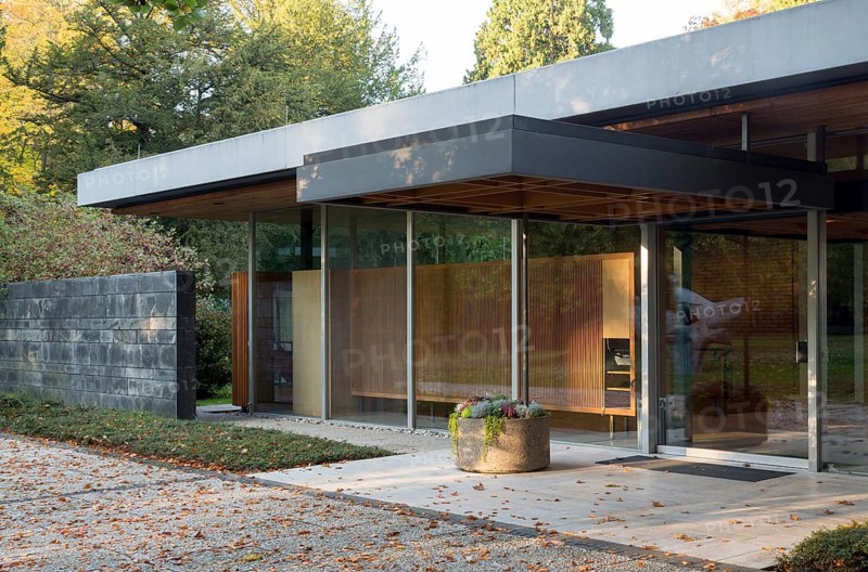 Chancellor's bungalow, built in 1963 by Sep Rup, park by Hermann Mattern, entrance area on the west side