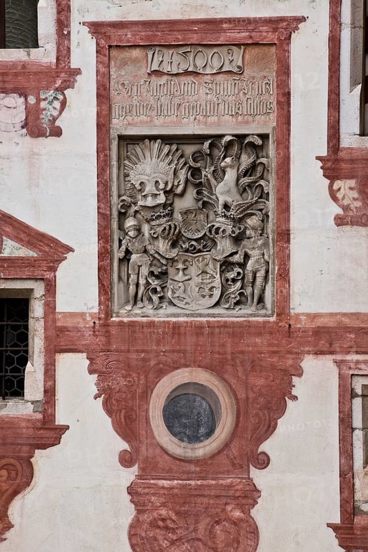 Österr Jenbach Schloss Tratzberg View. Castle complex from the 16th century. Coat of arms of the von Tänzl family on the staircase from 1500