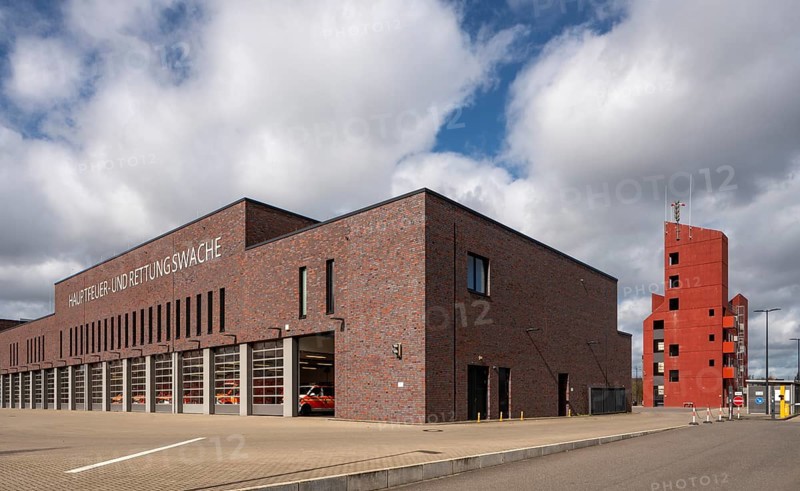 Krefeld, new main fire and rescue station, built in 2018 by GATERMANN + SCHOSSiG Architekten (SUPERGELB Architekten), the training tower on the right