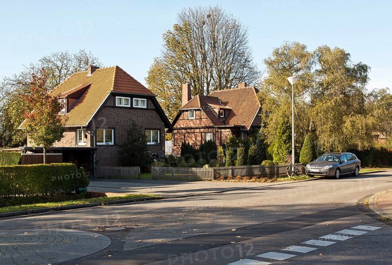 Built around 1933 by Friedrich Kühnen, student of Karl Buschhüter, east side