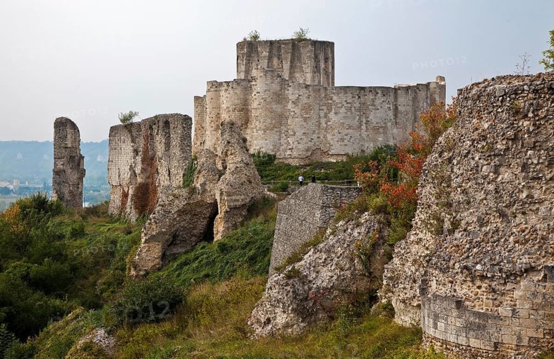 Fortress built by Richard the Lionheart in 1196-98, demolished in 1450, shield wall from the south-east, keep above it