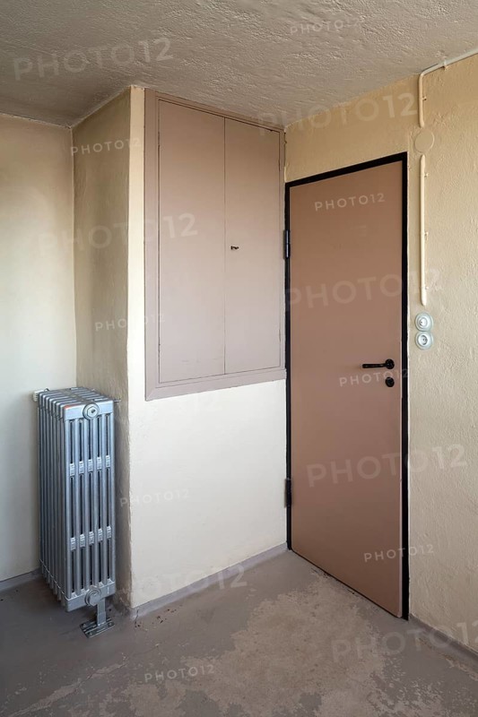 Dessau, Bauhaus Estate Törten, Moses Mendelssohn Centre, Mittelring 38, preserved room furnishings with radiator and wall cupboard. Reconstructed colour scheme