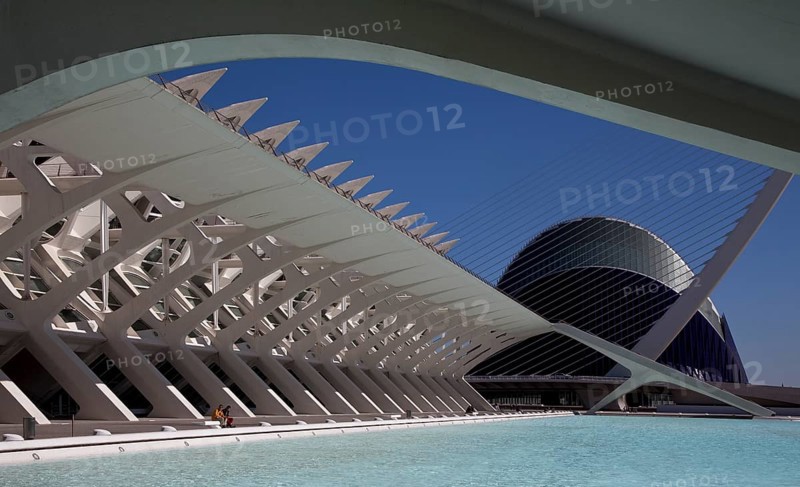 City of Arts and Sciences (cat./val. Ciutat de les Arts i de les Ciències), on the left MUSEO DE LAS CIENCIAS, on the right El Ágora