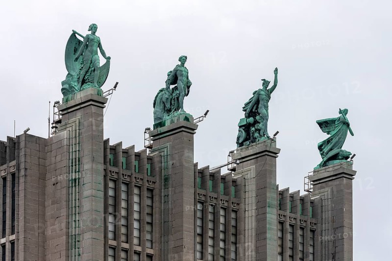 Brussels, Bruxelles, Expo, Expositiehallen van Brussel, Paleizen van de Heizel, Hall 5 (Grand Palais or Eeuwfeestpaleis), built in 1935 for the World's Fair, figures on the roof