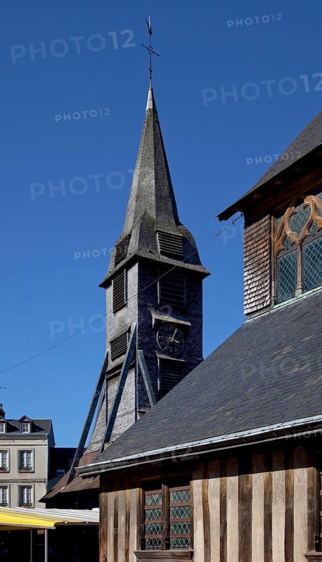 Free-standing tower from the end of the 15th century covered with chestnut wood shingles, nave on the right, St., Sankt, Saint