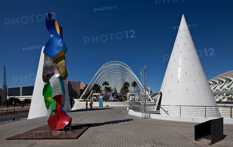 City of Arts and Sciences (cat./val. Ciutat de les Arts i de les Ciències), L'Umbracle, open gallery m palm garden, car park below, metal sculpture on the left, conical building above stairwell on the right