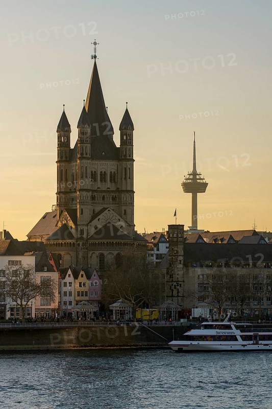 Cologne, view from the right bank of the Rhine to Groß-Sankt-Martin and the television tower