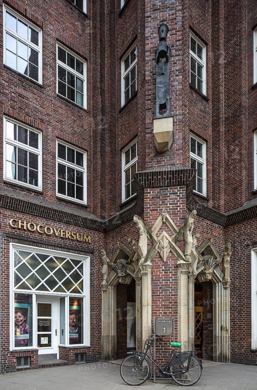 Hamburg, Kontorhaus MESSBERGHOF, built 1922-1924 by Hans and Oskar Gerson, portal on the north side, sculptures by Ludwig Kunstmann, bronze figure by Lothar fisherman