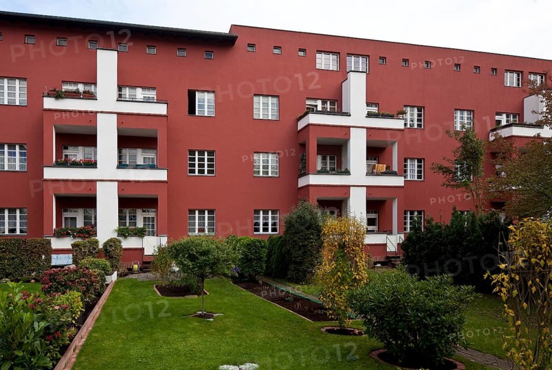 1925-33 by Bruno Taut and Martin Wagner, rear of a terraced building with house gardens, so-called ROTE FRONT