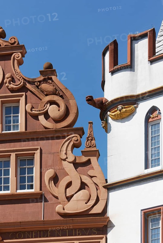 Left: so-called Red House, representative late Renaissance building, two-storey volute gable. The house was built in 1684 by the master builder Wolfgang Stuppeler for the cathedral secretary Johann Wilhelm Polch. Right: Hauptmarkt 14, so-called Steipe, around 1430