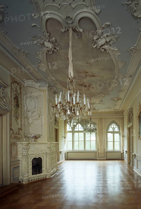 Spindlhof Palace, music hall in the Neurococo style. In the foreground a small Meissen tiled stove from around 1900
