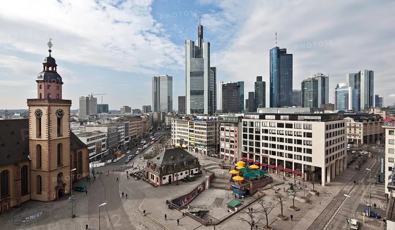 Frankfurt M An der Hauptwache View from the roof terrace of the Galeria Kaufhof department stores' to Katharinenkirche guardhouse (cafe) Roßmarkt and skyscraper skyline, St., Sankt, Saint