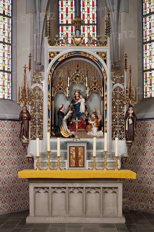 Main altar (with altar cloth and candlesticks), St., Saint, Saint