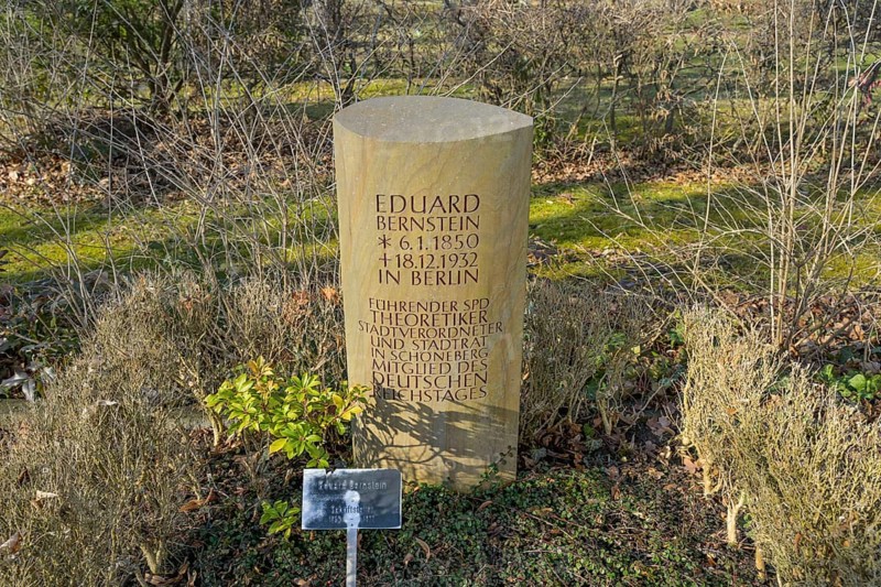 Eduard Bernstein grave of honour, I. Eisackstraße Municipal Cemetery, Schöneberg, Berlin, Germany, Europe