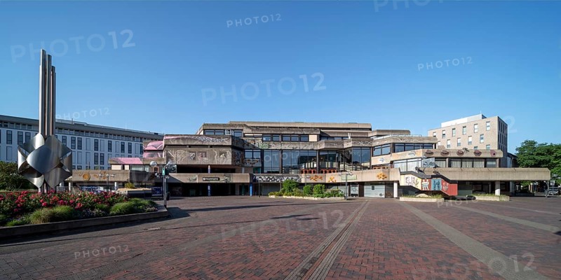 Krefeld, Seidenweberhaus, 1972-1976 designed by the Stappmann Thörissen Winter planning group, condition shortly in front of demolition with graffiti, view from the theatre square, in front of it stainless steel sculpture by Will Brüll