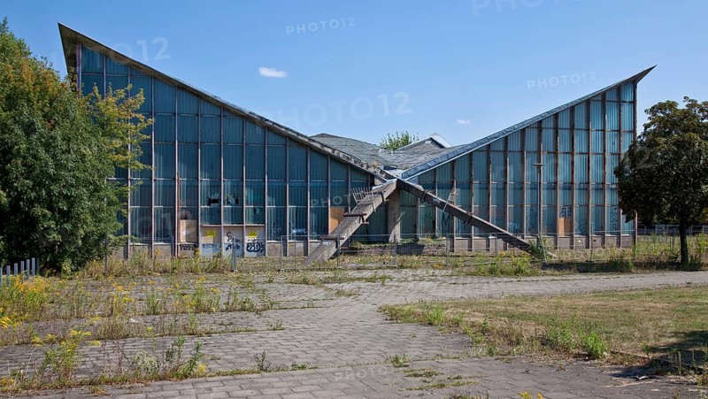 Magdeburg Rotehornpark Multi-purpose hall HYPARSCHALE Built in 1969 by Ulrich Müther and others Column-free interior Floor area 48 x 48 m Vacant since 1997