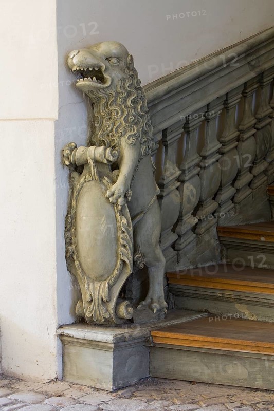 Grünhagen house, steps in the gateway with lion