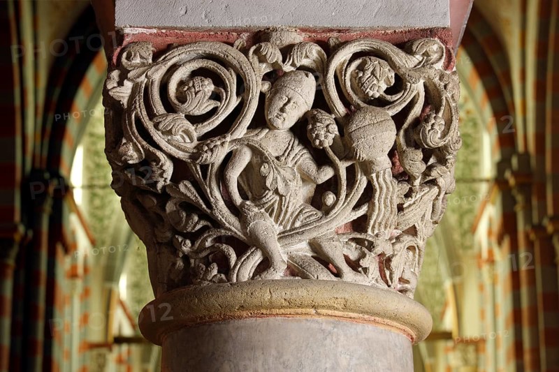 Capital on the centre column behind the altar, St., Sankt, Saint