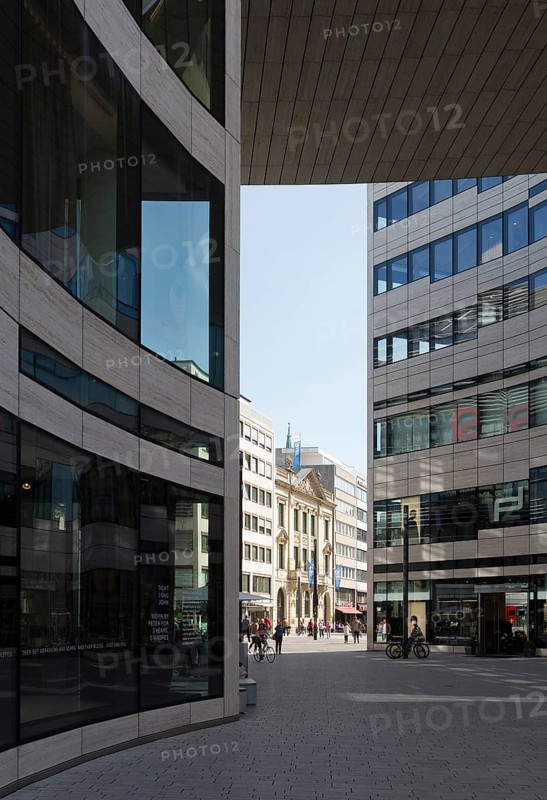 University building on Schadowplatz, former Niederrheinische Bank building, view through the Kö-Bogen by Libeskind