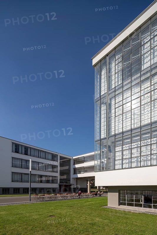 Dessau, Bauhaus, view from the south, north wing, administration bridge and on the right the workshop wing with column-free corner of the building