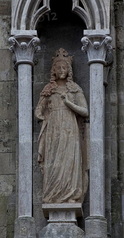 Sculpture of a crowned virgin in the left buttress canopy on the north side of the three western nave bays, St., Sankt, Saint
