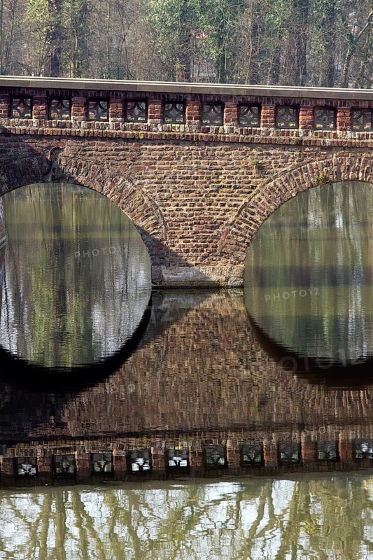 Bridge between manor house and outer bailey