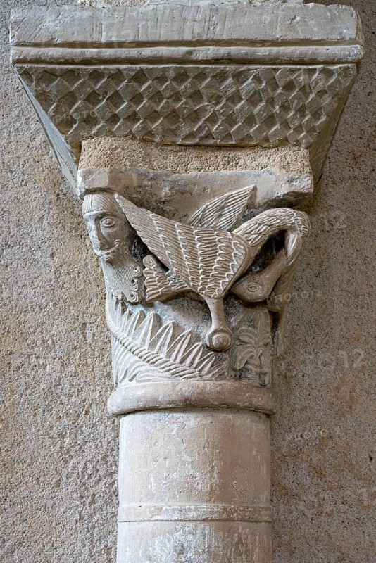 Plaimpied-Givaudins, Saint-Martin church from 1080, capital with two pelicans with intertwined necks