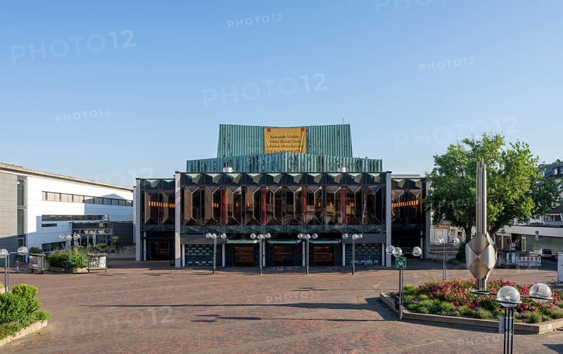 Krefeld, municipal theatre (Gerhard Graubner 1963) on Theaterplatz, in front of it a stainless steel sculpture by Will Brüll