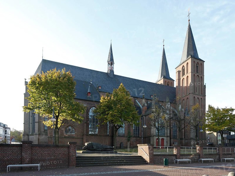 View from the north-east, in front of the fallen warrior by Ewald Mataré, St., Sankt, Saint