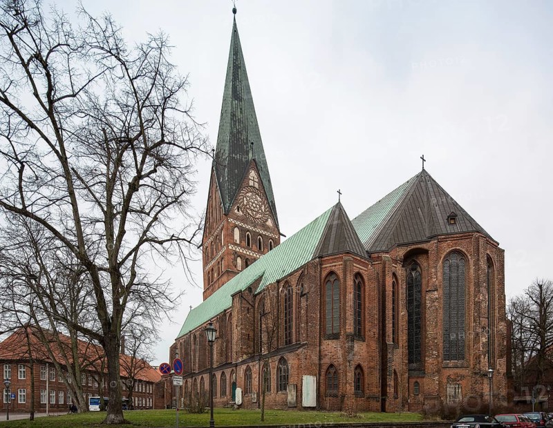 Lüneburg Johanniskirche 93342 erb 1297-1360 five-aisled hall church with polygonal choir endings and row of chapels between the lateral buttresses Tower OG 1407 108 m high