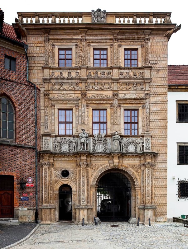 Begun in 1544, above the passageway figures of Duke George II and Barbara of Brandenburg, above ancestral busts