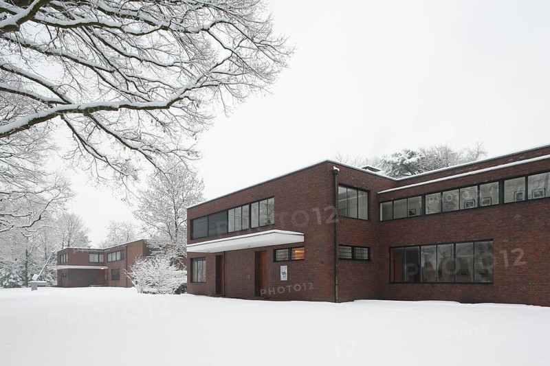 Built between 1928 and 1930 by Ludwig Mies van der Rohe as a residential building, street side