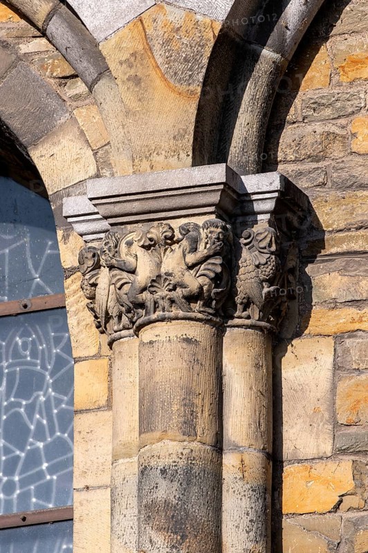 Maastricht, Basilica of Our Lady, Basiliek van Onze-Lieve-Vrouw-Tenhemelopneming, capitals on the outside of the choir